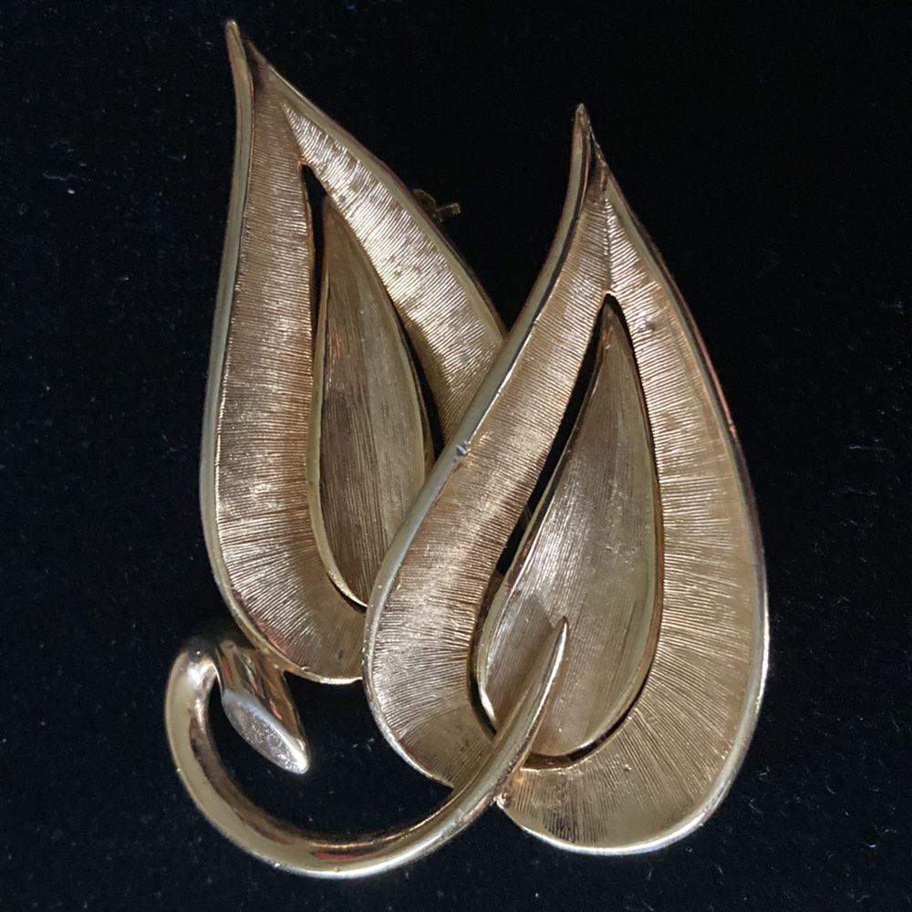 VINTAGE SIGNED KRAMER GOLD TONE & DOUBL LEAF BROOCH